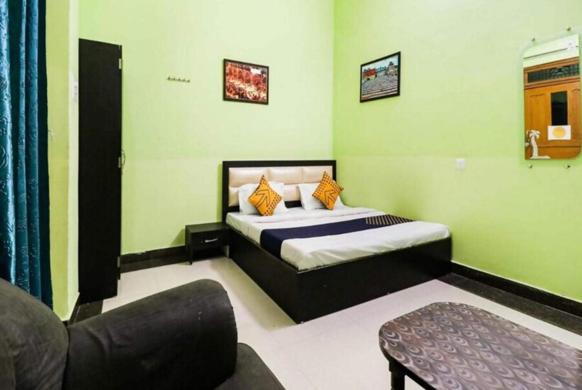 Grg H R Near Dashashwamedh Ghat 3*